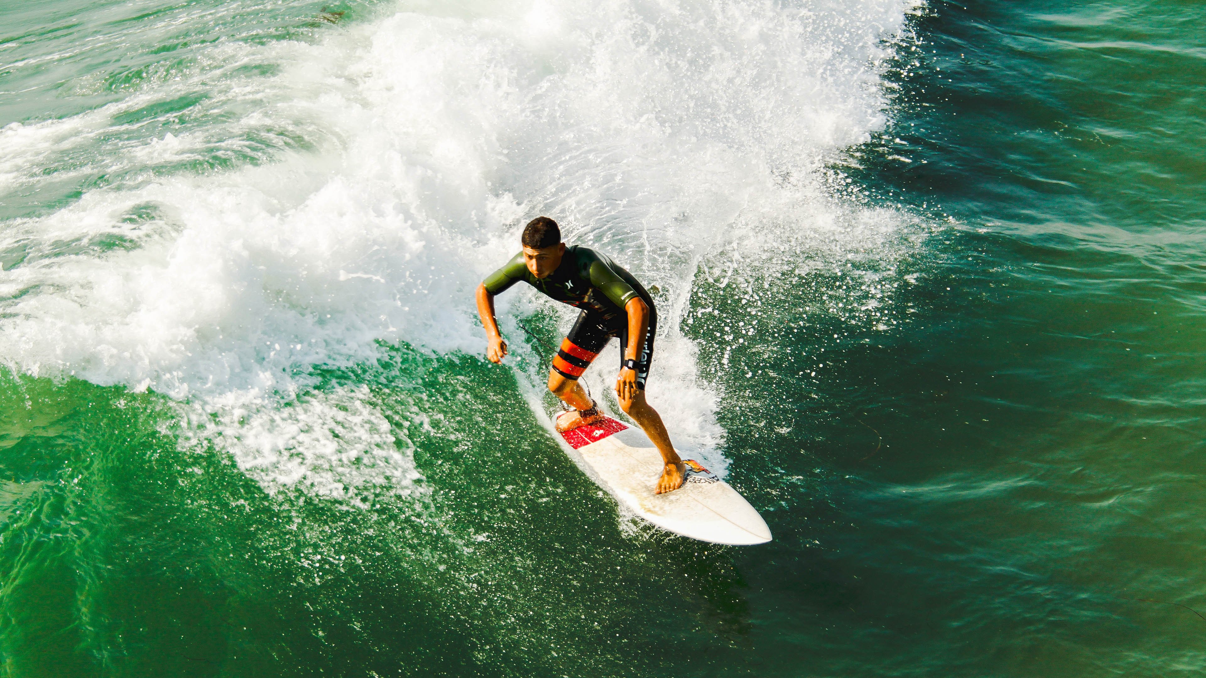 西甲联赛激战正酣，皇马巴萨争冠白热化，黑马球队异军突起