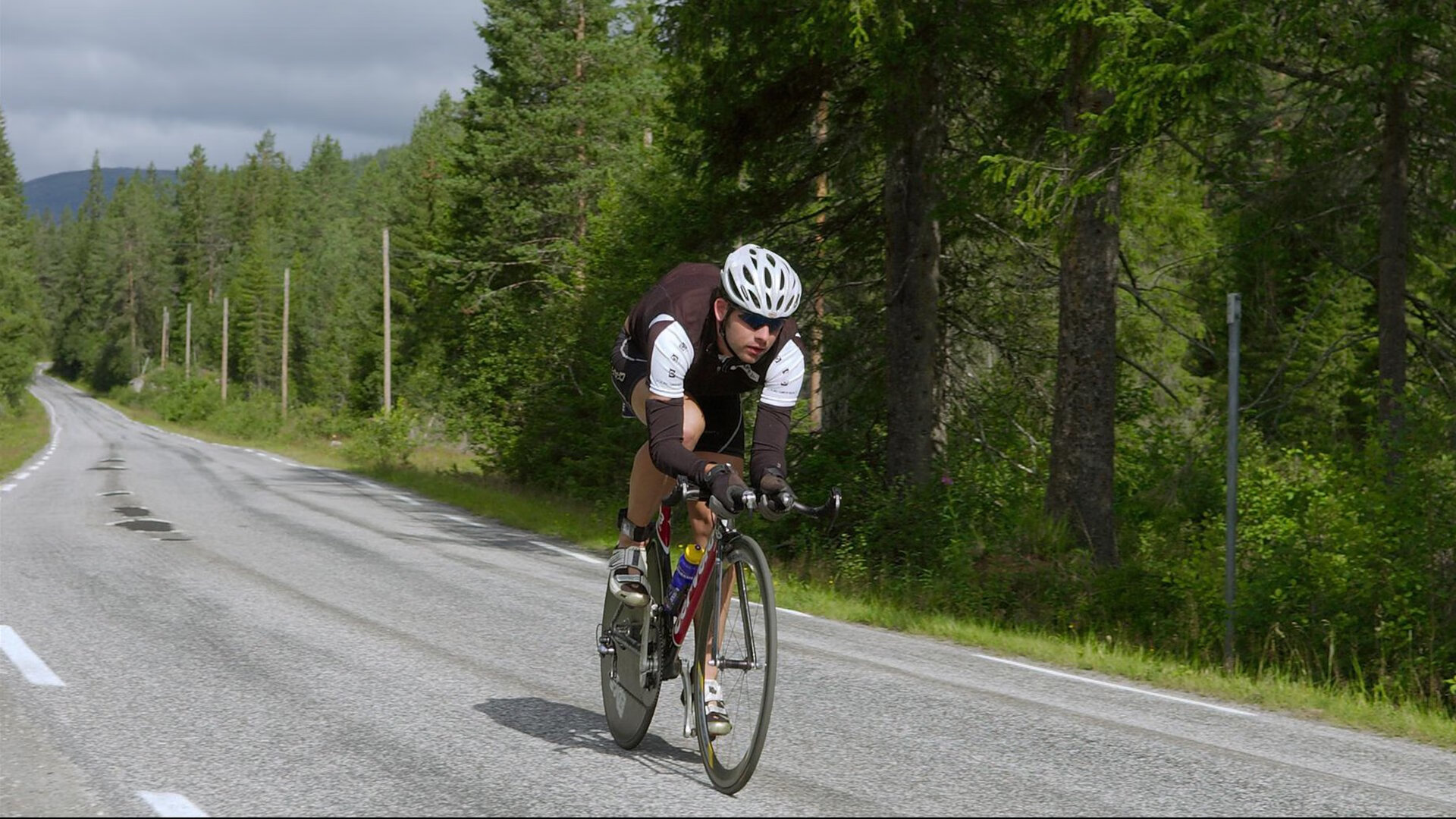 撑杆跳新星闪耀国际赛场 破纪录表现引爆体育界